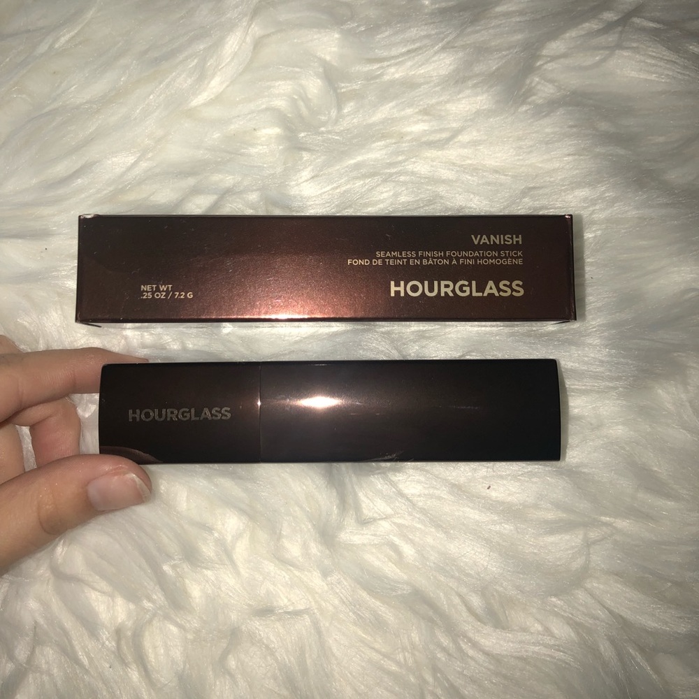 Hourglass vanishing stick foundation